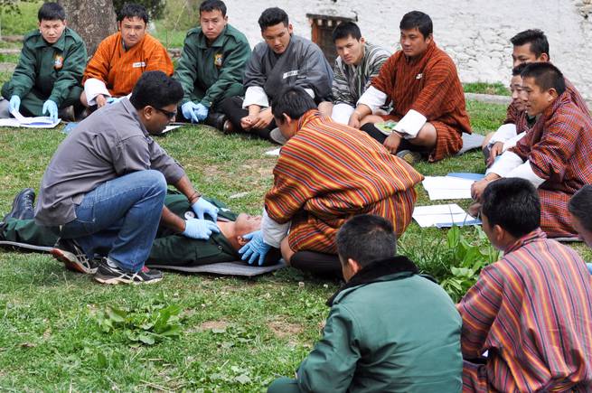A NOLS Wilderness Medicine instructor demonstrates a patient exam.